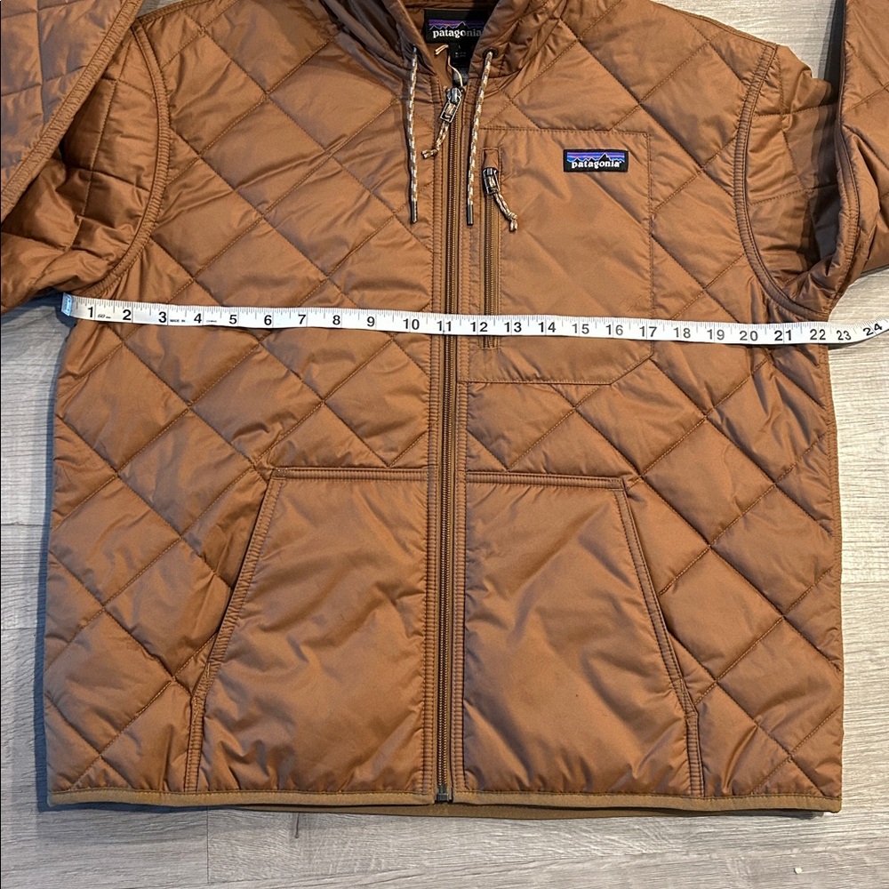 PATAGONIA | Women's Diamond Quilted Bomber Hoody - Picture 11 of 12